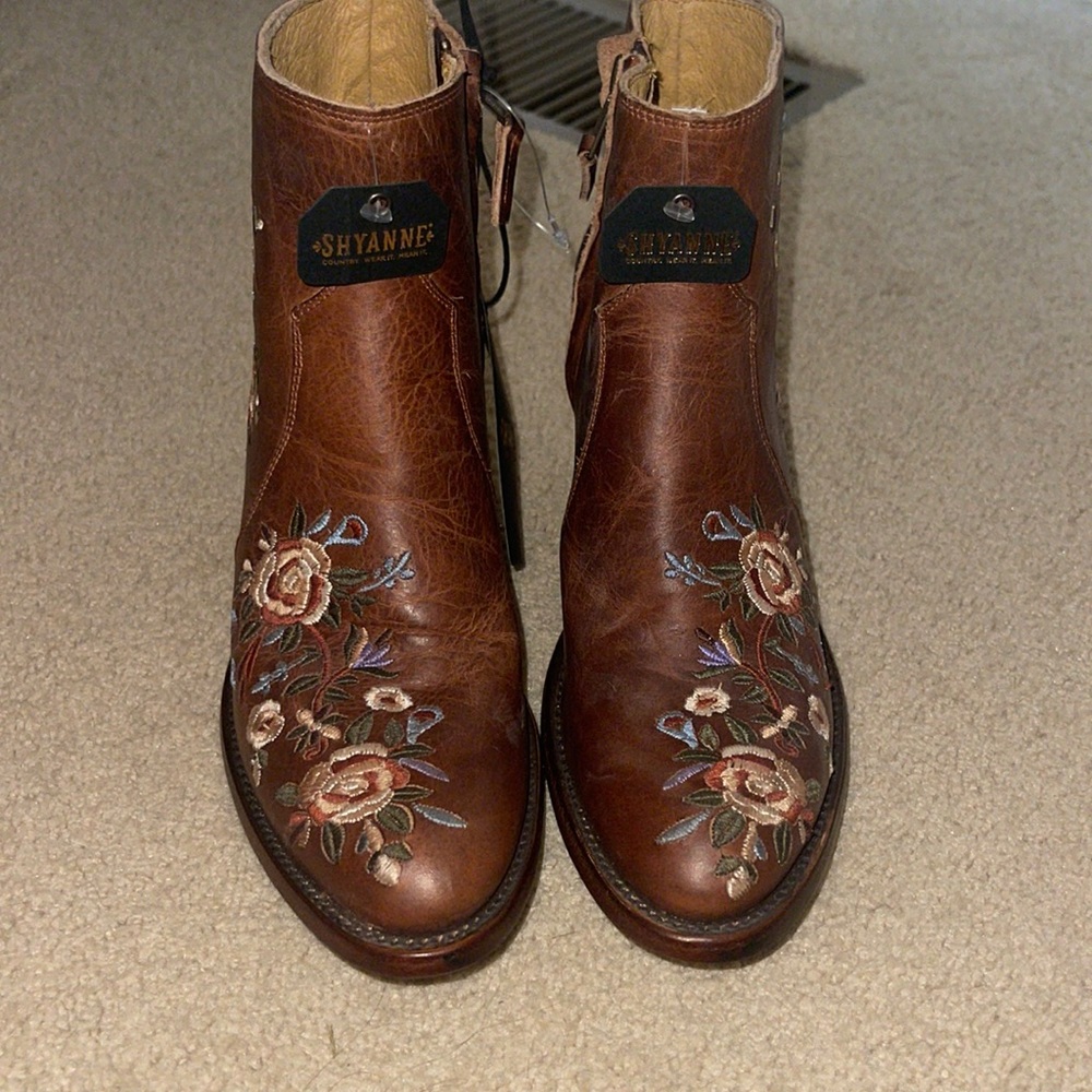 shyanne booties never worn